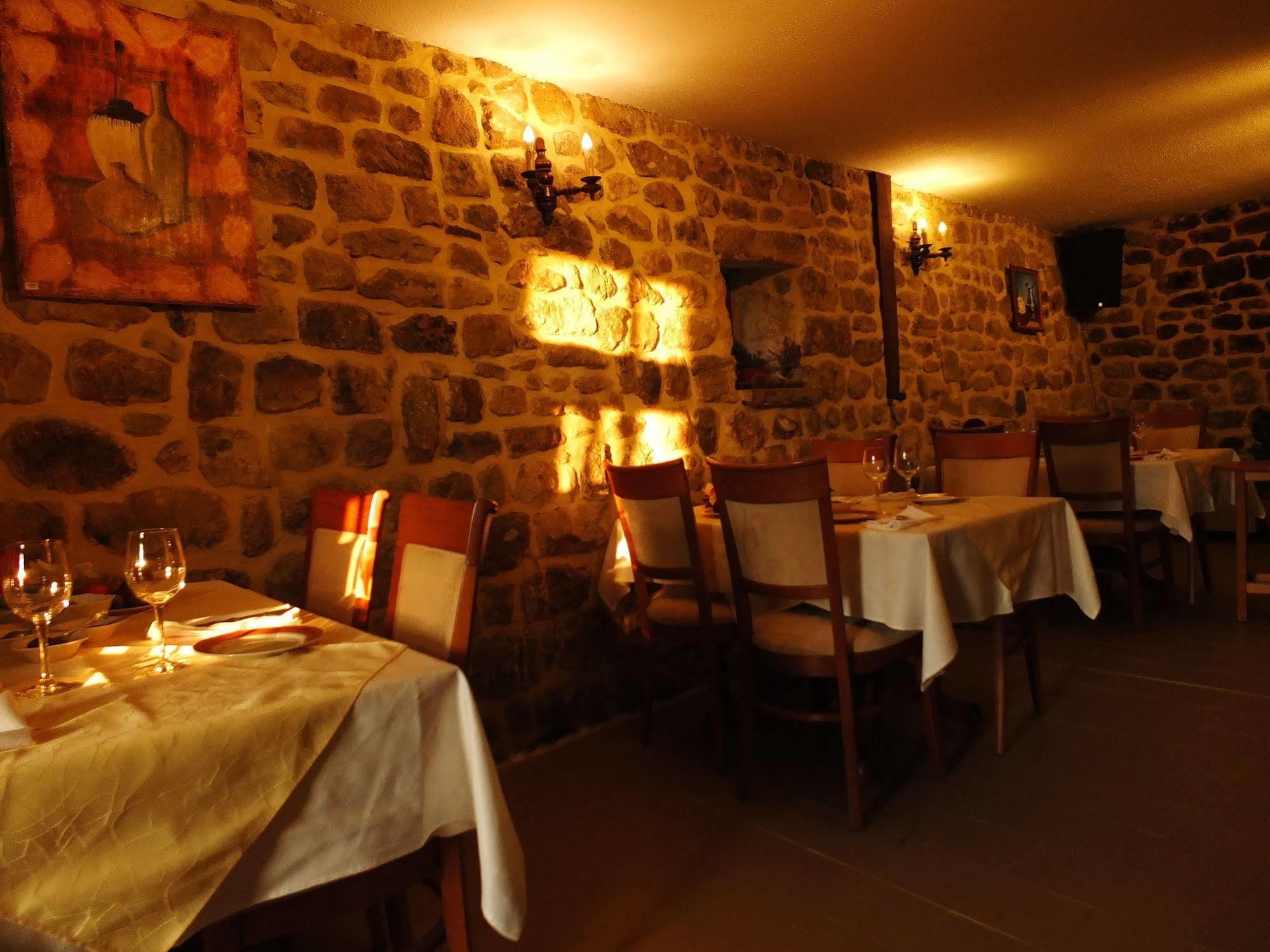 Aux Vieux Arceaux Hotel Mercuer Kültér fotó