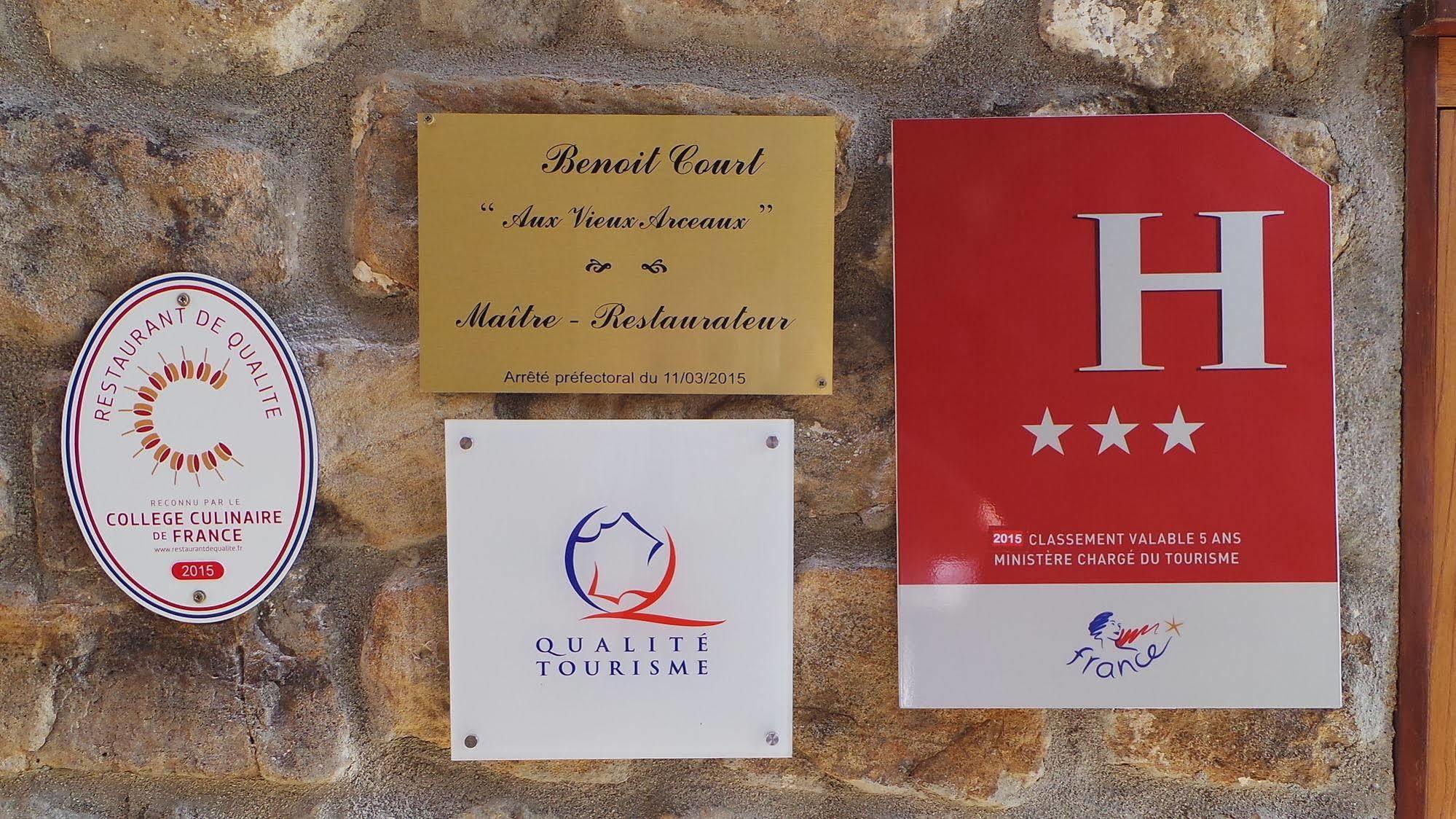 Aux Vieux Arceaux Hotel Mercuer Kültér fotó