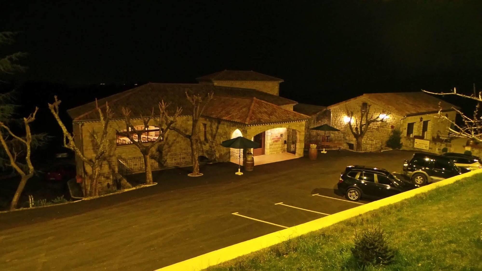 Aux Vieux Arceaux Hotel Mercuer Kültér fotó