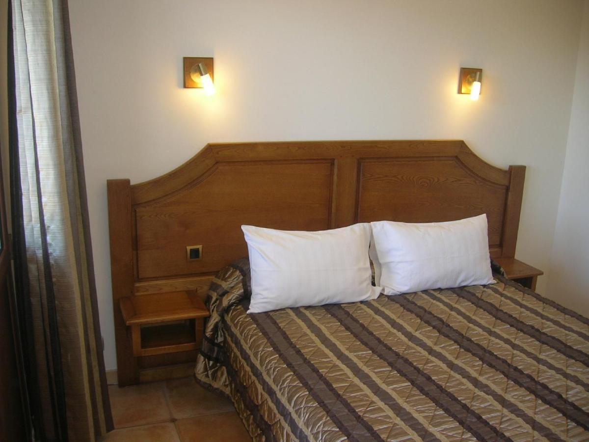 Aux Vieux Arceaux Hotel Mercuer Szoba fotó